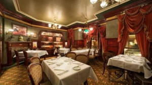 Läs mer om artikeln Topp 20: Bästa restaurangerna på Disneyland Paris 2026 – En guide för matälskare