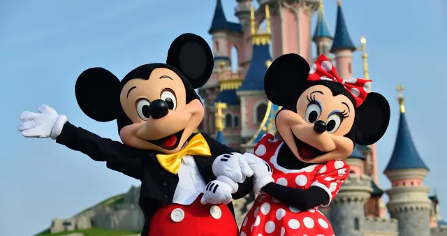 Besökare vid Disneyland Paris – följ våra insidertips för en perfekt dag i parken 2026